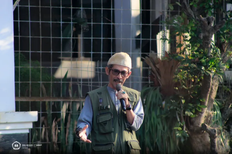 Wakasek SMAN 17 Garut, Bapak Drs. Asep Abdul Rohman Buka Rangkaian Kegiatan Jum'at Keagamaan